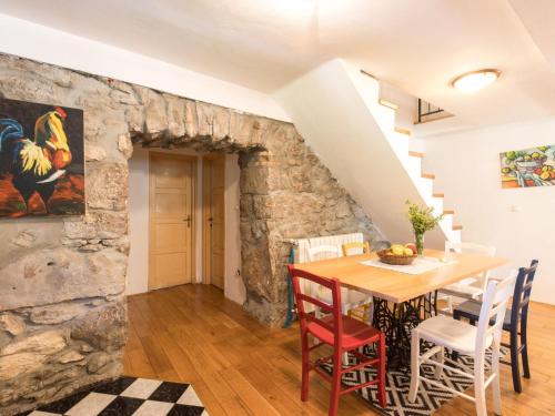 virtuve, Holiday Home Haus mit modernem Interieur und einer alten Taverne by Interhome in Sroki