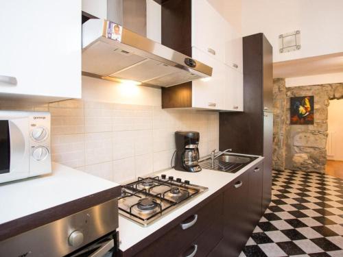 virtuve, Holiday Home Haus mit modernem Interieur und einer alten Taverne by Interhome in Sroki