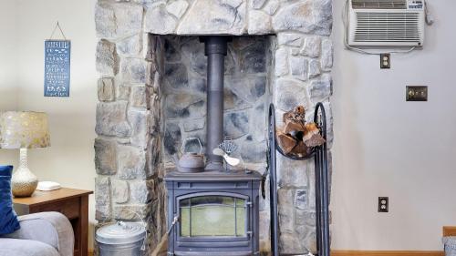 Chalet All Day AvantStay Lakeside Firepit Shared Pool in Arrowhead Lake, USA