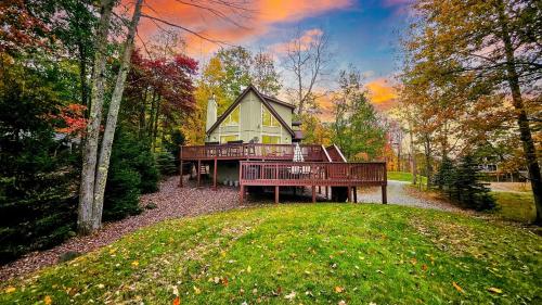 Chalet All Day AvantStay Lakeside Firepit Shared Pool in Arrowhead Lake, USA
