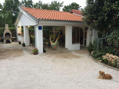 Holiday Home Gemütliches Ferienhaus in Pinezići mit großer Te by Interhome – khách sạn tại Pinezici
