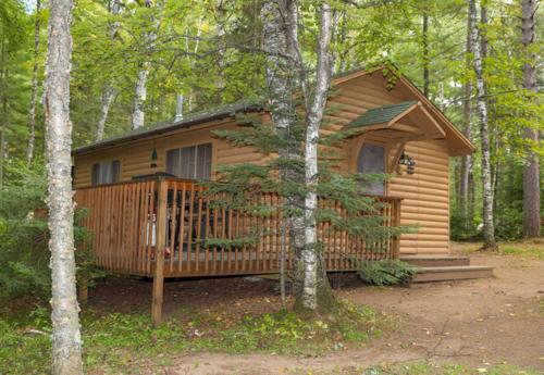Hotelli välisilme, Quintessential Northwoods - Traditional Cabin - Parking - Fast Wi-Fi CB03 in Babbitt