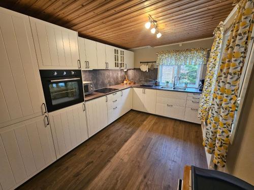 virtuve, Holiday Home Gemütliches Cottage mit Whirlpool by Interhome (Holiday Home Gemutliches Cottage mit Whirlpool by Interhome) in Torsholma