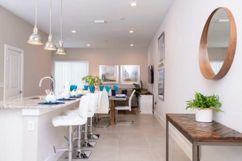 Gorgeous 4 Bedroom Family Friendly Close to Disney 7573 - image 18