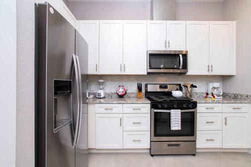 Gorgeous 4 Bedroom Family Friendly Close to Disney 7573 - image 33
