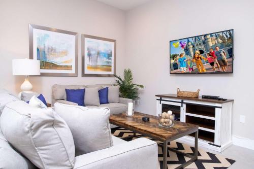 Gorgeous 4 Bedroom Family Friendly Close to Disney 7573 - image 37