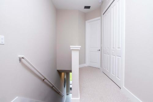 Gorgeous 4 Bedroom Family Friendly Close to Disney 7573 - image 39