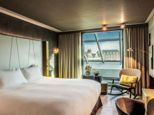 Superior Room: 2 Single Beds or 1 Kingsize Bed Relax with Literature