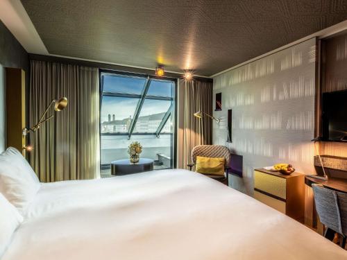 room detail thumbnail 1