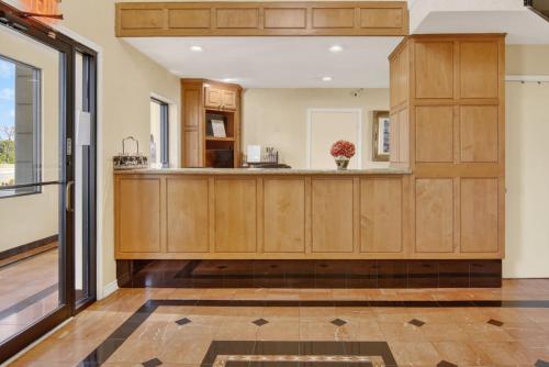 12 Oaks Hotel - Tyler, TX