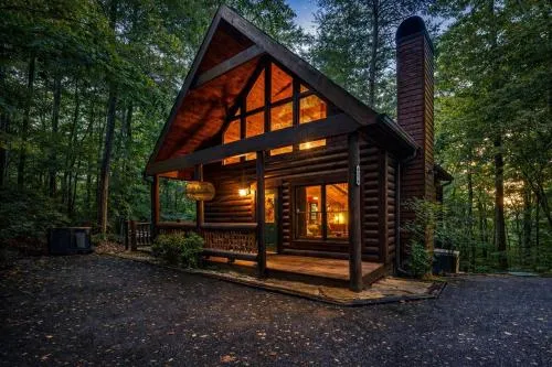 Little Pine Lodge a Smokies Hideaway - 1 mi to GSMNP - King Suite & Loft, Fireplace, Hot Tub & BEARS! photo 2