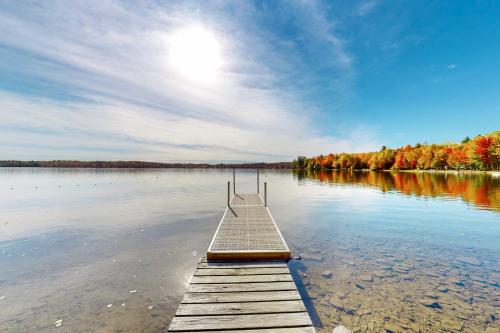 3BR Lakefront Dog-Friendly w/ Dock in Dexter (ME)