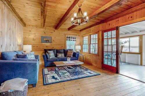 3BR Lakefront Dog-Friendly w/ Dock in Dexter (ME)