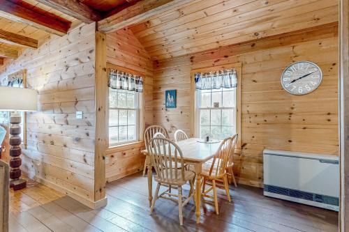 3BR Lakefront Dog-Friendly w/ Dock in Dexter (ME)