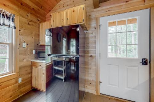 3BR Lakefront Dog-Friendly w/ Dock in Dexter (ME)