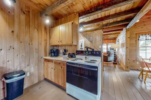 3BR Lakefront Dog-Friendly w/ Dock in Dexter (ME)