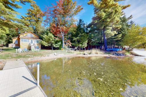 3BR Lakefront Dog-Friendly w/ Dock in Dexter (ME)