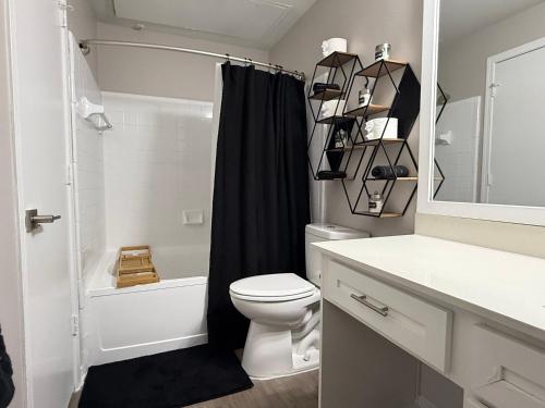Badkamer, 1 Bedroom Relaxing Home in Plano