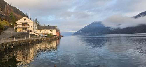 Фасада на хотела, Hardanger Fjordblikk in Na