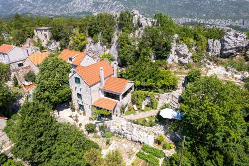 Viesnīcas āriene, Holiday home with hot tub Svinisce, Omis - 25178 in Svinisce