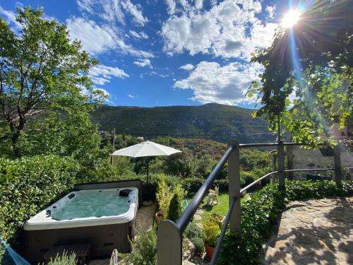 Holiday home with hot tub Svinisce, Omis - 25178 in Svinisce