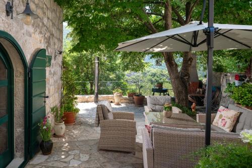 Holiday home with hot tub Svinisce, Omis - 25178 in Svinisce