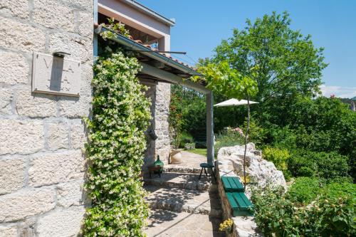 Holiday home with hot tub Svinisce, Omis - 25178 in Svinisce