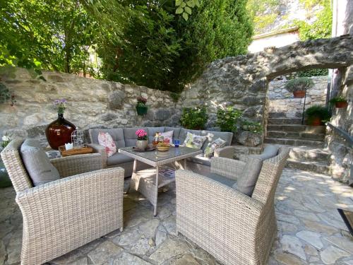 Holiday home with hot tub Svinisce, Omis - 25178 in Svinisce