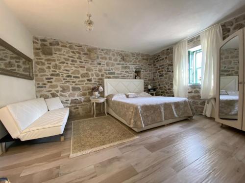 Holiday home with hot tub Svinisce, Omis - 25178 in Svinisce