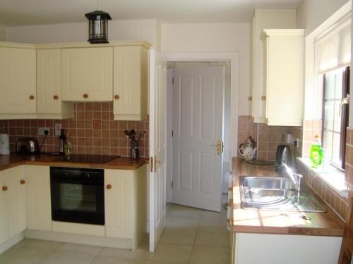 Kitchen, Lough Rynn Self Catering in Mohill