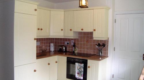 Kitchen, Lough Rynn Self Catering in Mohill