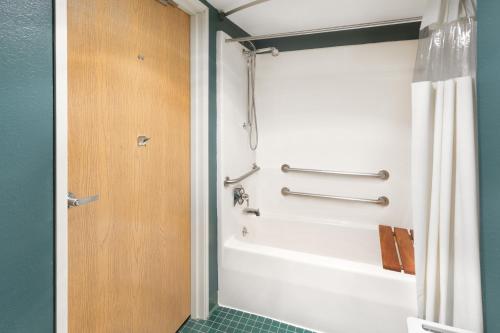Days Inn by Wyndham Neenah - image 13