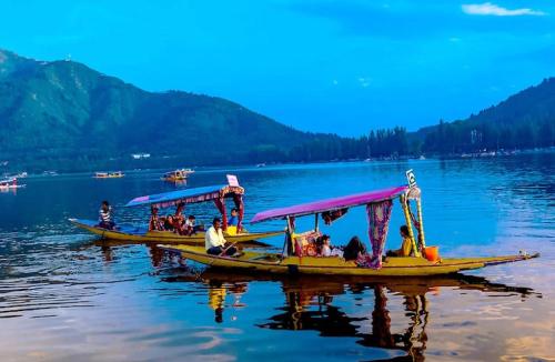 Group Of Houseboat Lauren, Dal lake - Nathia Gali Group Of Houseboat Lauren, Dal lake - Nathia Gali