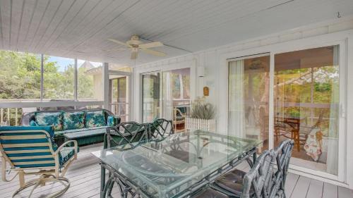 23 Sandcrab by AvantStay Private Home w Balcony Grill in Isle of Palms, USA