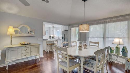 23 Sandcrab by AvantStay Private Home w Balcony Grill in Isle of Palms, USA
