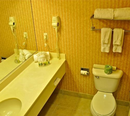 Landmark Inn Fort Irwin Landmark Inn Fort Irwin is a popular choice amongst travelers in Fort Irwin (CA), whether exploring or just passing through. Both business travelers and tourists can enjoy the hotels facilities and s