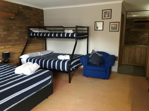 1 double bed, 1 bunk bed