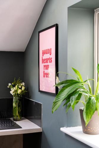 Flat with private garden in Рейгейт