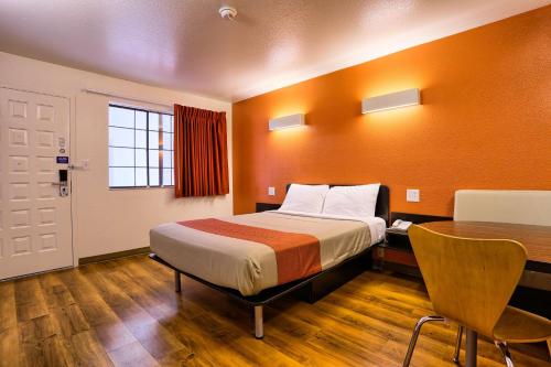 Motel 6-Petaluma, CA Motel 6 Petaluma is conveniently located in the popular Petaluma area. The hotel offers a high standard of service and amenities to suit the individual needs of all travelers. 24-hour front desk, faci