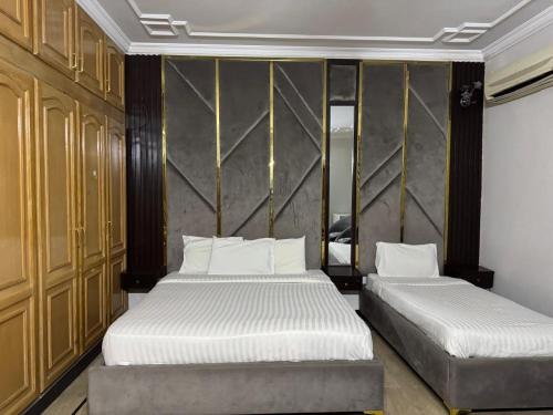 Divine Lodges F-7 - main image