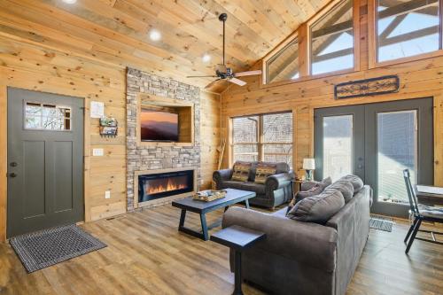 New Freedom Cabin with Large Deck in Sevierville, USA