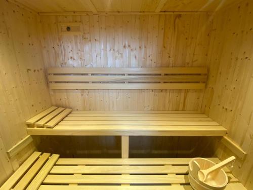 Maison Piscine Sauna Fitness Pickle Ball Salle Jeux in Airaines