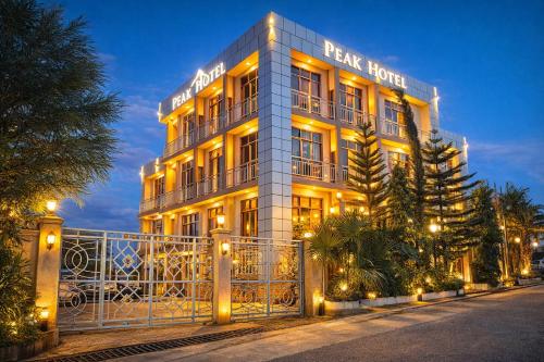 Exterior view, Peak Hotel & Safaris in Karatu
