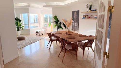 Oceanfront 2 bedrooms apartment with swimming pool & garage in Marinha