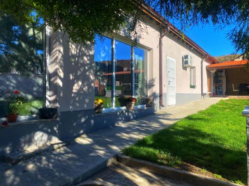Cozy home for kids of all ages - Barbaronite in Opanets