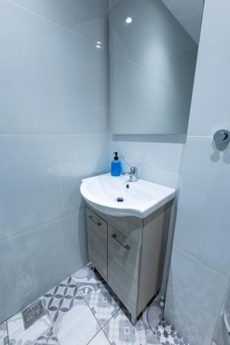 HeKo Modern Apartament | Heart of Athens - image 6