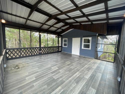 Instalaciones, Blue House Bungalow in Billy White