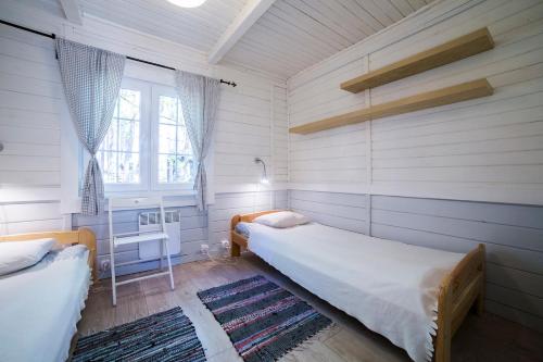 1 twin bed, 1 bunk bed, 1 sofa bed