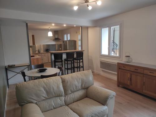 Saint Denis en bugey proche de la CNPE Appartement rénové en rez de chaussée – khách sạn tại Amberieu-en-Bugey