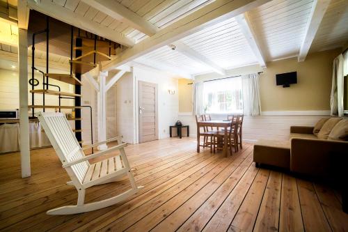2 bedrooms, 6 beds